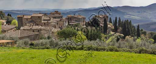 Radda in Chianti, Volpaia: veduta del borgo e della campagna circostante. 