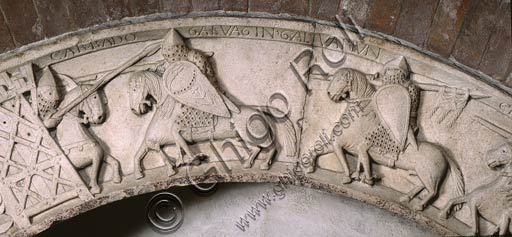  Modena, Cathedral, northern side: the archivolt of the Porta della Pescheria (Fish-Market gate) depicting scenes from the Matter of Britain. Carrado, on horseback, emerges from the castle, confronting with two knights identified by inscriptions, Galvaginus (Gawain) and Calvariun (Galeschin?).