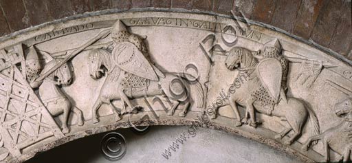  Modena, Cathedral, northern side: the archivolt of the Porta della Pescheria (Fish-Market gate) depicting scenes from the Matter of Britain. Carrado, on horseback, emerges from the castle, confronting with two knights identified by inscriptions, Galvaginus (Gawain) and Calvariun (Galeschin?).