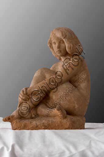 Collezione Assicoop - Unipol,inv. n° 490: Ivo Soli (1898 - 1976); "Ragazza seduta" (terracotta, h. cm 41).