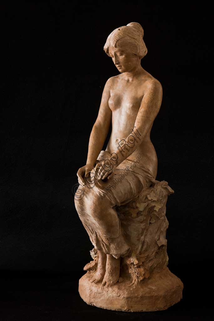 Collezione Assicoop Unipol:  Silvestro Barberini (1854 - 1916), "Ragazza seduto"; terracotta. H. cm 72.