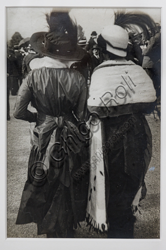 “Girls from the back wearing a feathered hat”, bromide silver gelatine by Marcello Dudovich,  1910.