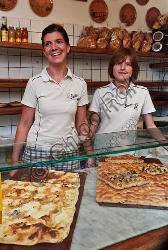  Recco, Moltedo traditional bakery: Luisa Moltedo is cutting a piece of focaccia bread.