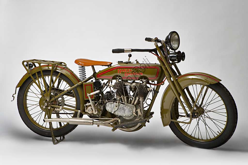 Moto d'epoca Harley-Davidson 22 JDMarca: Harley-Davidsonmodello: 22 JDnazione: U.S.A. - Milwaukeeanno: 1922condizioni: restauratacilindrata: 1213 (74 cubic inch)motore: Bicilindrico a V di 45°a valvole contrappostecambio: a tre rapportiGià dal 1920 la H-D, fondata nel 1903 da William Harley e Arthur Davidson, era divenuta la prima casa motociclistica al mondo, con rappresentanze in 67 paesi e 28.189 moto prodotte. Nello stesso anno il pilota Leslie "Red" Parkhurst aveva bruciato 23 record mondiali di velocità. Il 28 aprile 1921 fu una Harley a superare, prima al mondo, la velocità di 100 mph (160 km/h).Nel '22 il bicilindrico siglato JD viene portato a 74 pollici cubici di cilindrata (1213 cc.) e rimane il punto più alto dello sviluppo di questo tipo di motore a valvola di aspirazione in testa.