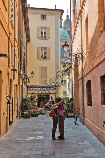 Reggio Emilia, town centre: lovers near Casotti square.