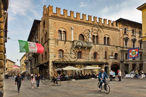 Reggio Emilia, centro storico: l'Albergo Posta all'angolo di Piazza  Del Monte con via Emilia San Pietro. Persone in bicicletta.