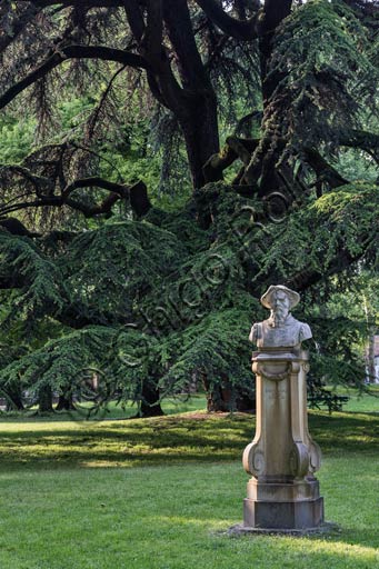 Reggio Emilia, Public Gardens or People Park: bust dedicated to Correggio.
