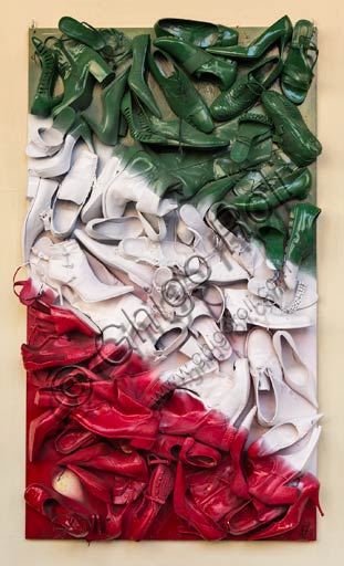 Reggio Emilia: opera con scarpe sulla bandiera italiana.