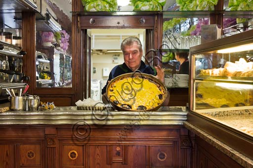 Reggio Emilia, Pastry Shop Boni: the owner shows the typical rice cake.