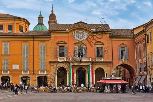 Reggio Emilia, Piazza Prampolini: Palazzo del Comune.  Edicola e tavolini di un bar.