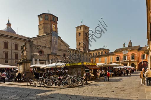 Reggio Emilia: Prampolini Square where there are the Cathedral (Duomo),  the Brothel's Tower and the Town Hall Palace. Market stands, kiosk and bikes.