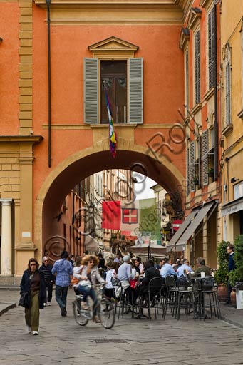 Reggio Emilia, Piazza Prampolini: uno scorcio con parte della facciata del Palazzo del Comune. 