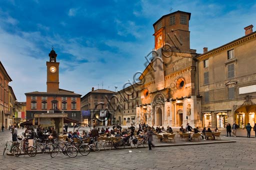 Reggio Emilia, Piazza Prampolini: veduta notturna con, da sinistra, il Palazzo del Monte, il Palazzo Vescovile, il Duomo e il Palazzo dei Canonici. Biciclette e tavolini di un bar.