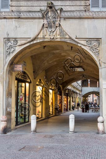 Reggio Emilia, Piazza Prampolini: Veduta serale con Palazzo del Comune e tavolini di un bar.