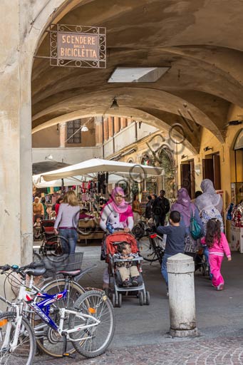 Reggio Emilia, Piazza Prampolini: Veduta serale con Palazzo del Comune e tavolini di un bar.