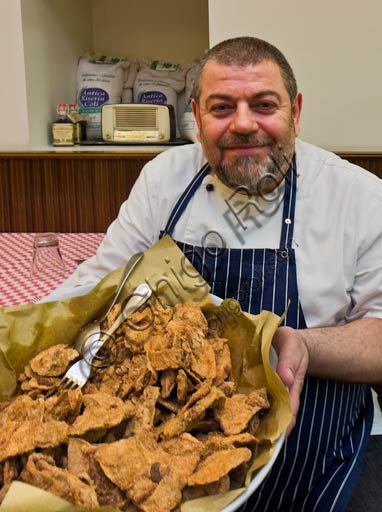 Reggio Emilia, Ristorante La Morina: Giuliano Davoli mostra un piatto di ciccioli.