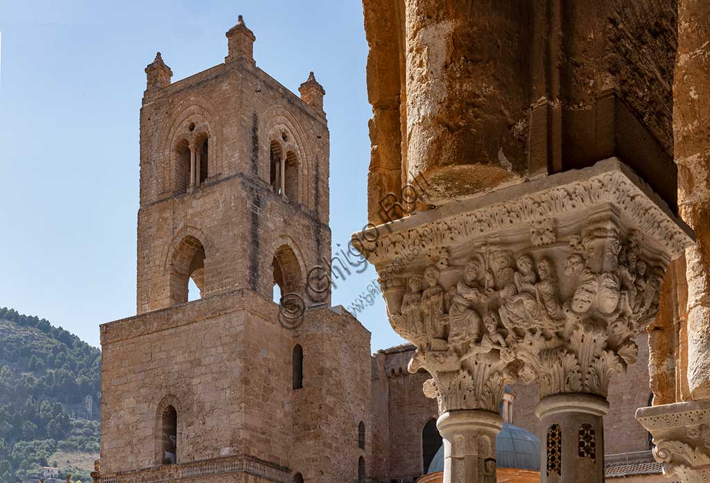 Monreale, Duomo, chiostro del monastero benedettino (XII sec.): veduta sul campanile della Cattedrale. In primo piano la faccia Sud del capitello E 24; "Resurrezione di Cristo e discesa al limbo".