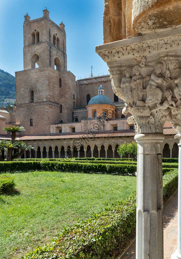 Monreale, Duomo: veduta del chiostro e della Cattedrale con il campanile. In primo piano, la faccia Sud del capitello E 24 ( "Resurrezione di Cristo e discesa al limbo"), XII secolo.