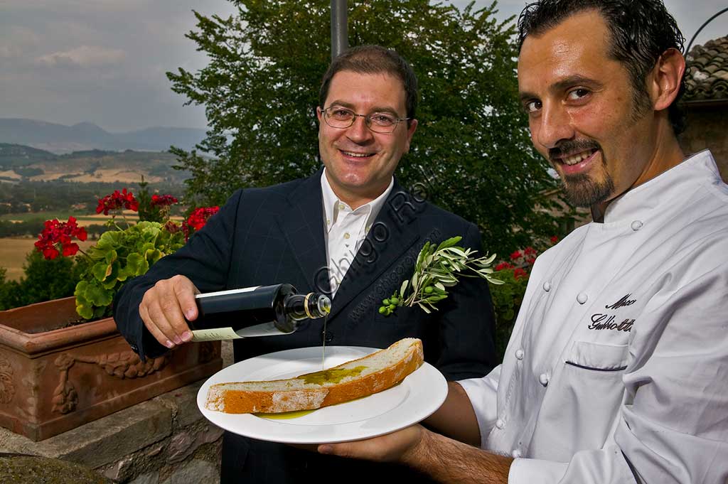 Ristorante La Bastiglia: lo chef mostra una bruschetta (fetta di pane condita con olio umbro)