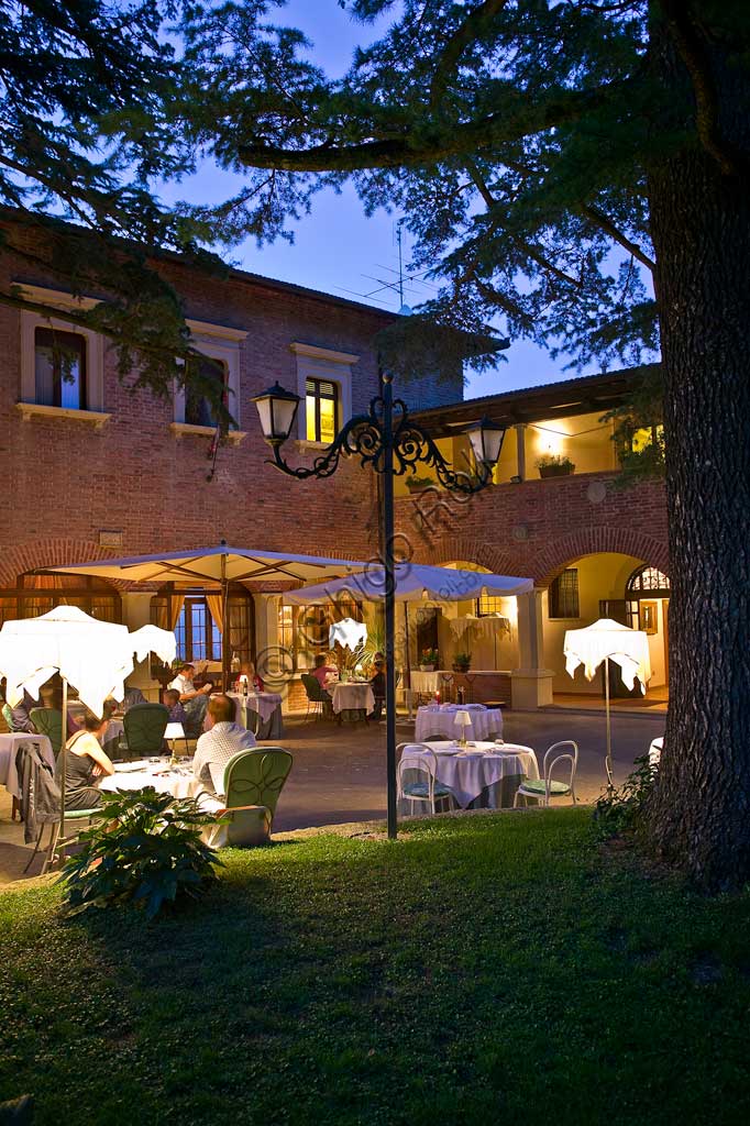 Restaurant La Bastiglia: night view of  the outdoor tables.
