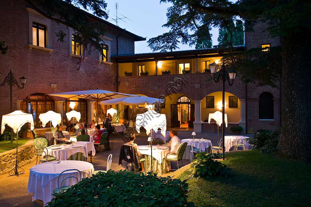 Restaurant La Bastiglia: night view of  the outdoor tables.