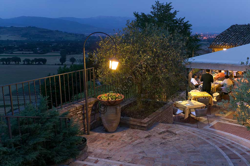 Ristorante La Bastiglia: veduta serale della terrazza con i tavolini all'aperto.