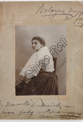 “Portrait of the actress Emma Gramatica”, with a dedication to Marcello Dudovich, by Mario Nunes Vais, bromide silver gelatine, 1902.