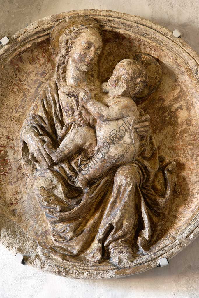 Rocca di Vignola, nicchia sulla porta di accesso alla Cappella Contrari: tondo in scagliola di foggia quattrocentesca, raffigurante una Madonna con il Bambino nella variante detta Madonna dell'Umiltà. Particolare.