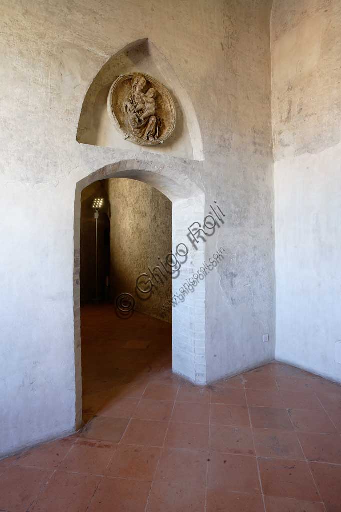 Vignola Stronghold: the door to the Contrari Chapel. In the niche, there is a tondo in scagliola (fifteenth-century style), depicting a Madonna with Child, in the variant called Madonna of Humility.