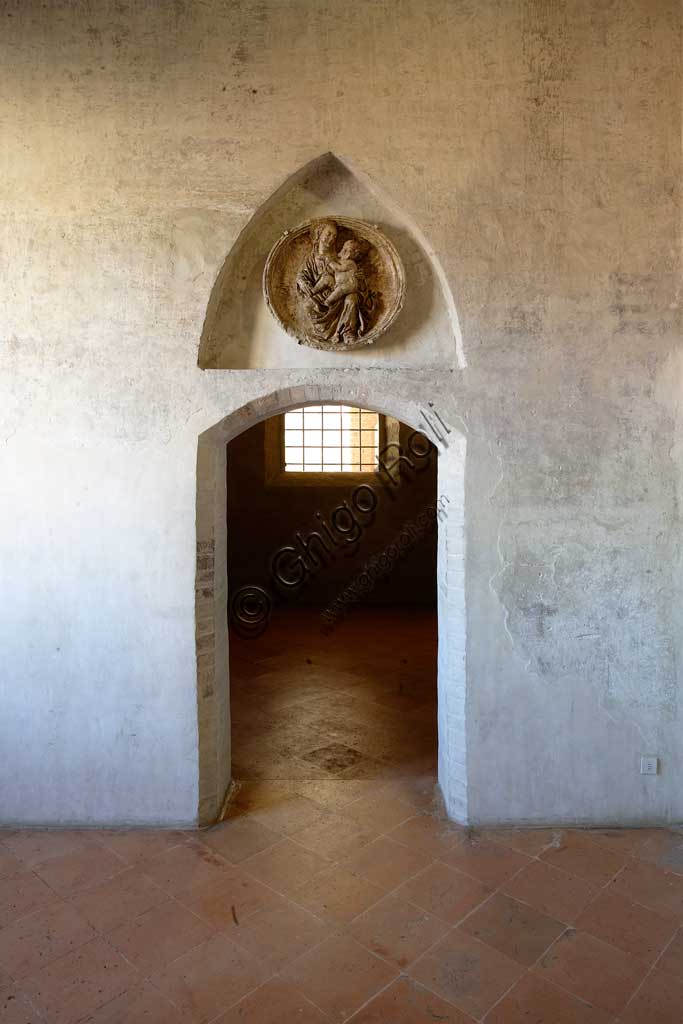 Rocca di Vignola: porta di accesso alla Cappella Contrari. Nella nicchia, è posizionato un tondo in scagliola di foggia quattrocentesca, raffigurante una Madonna con il Bambino nella variante detta Madonna dell'Umiltà.