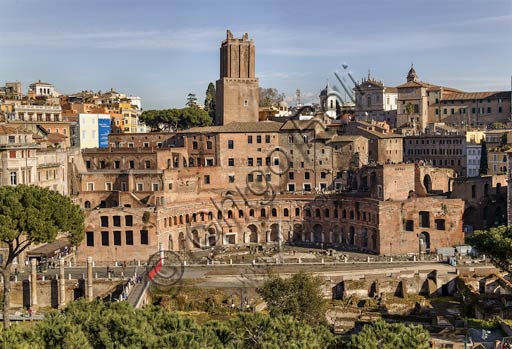 Roma, Mercati di Traiano: veduta dell'emiciclo e della torre delle Milizie.