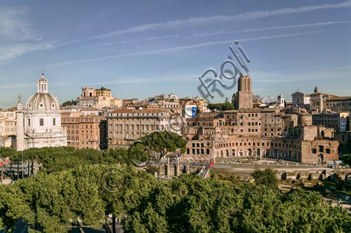 Roma, Mercati di Traiano: veduta dell'emiciclo e della torre delle Milizie.