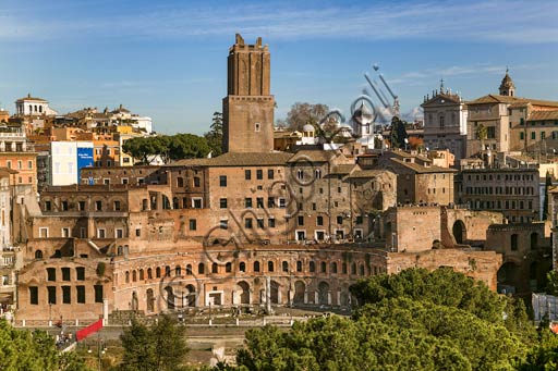 Roma, Mercati di Traiano: veduta dell'emiciclo e della torre delle Milizie.