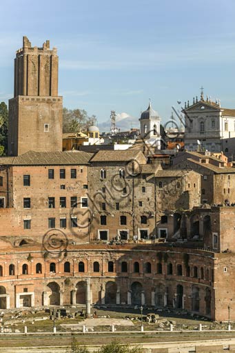 Roma, Mercati di Traiano: veduta dell'emiciclo e della torre delle Milizie.