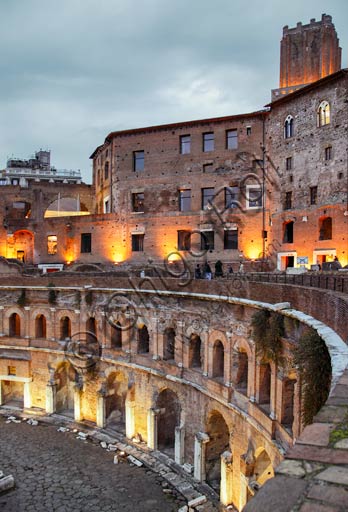 Roma, Mercati di Traiano: veduta serale dell'Emiciclo.