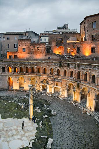  Rome, Trajan's Market (Mercatus Traiani): evening view of the Emiciclo.