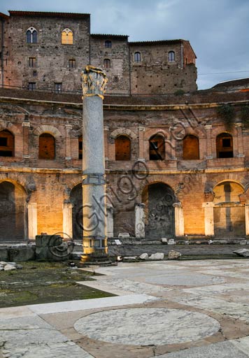 Roma, Mercati di Traiano: veduta serale dell'Emiciclo.