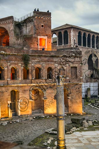  Rome, Trajan's Market (Mercatus Traiani): evening view of the Emiciclo.