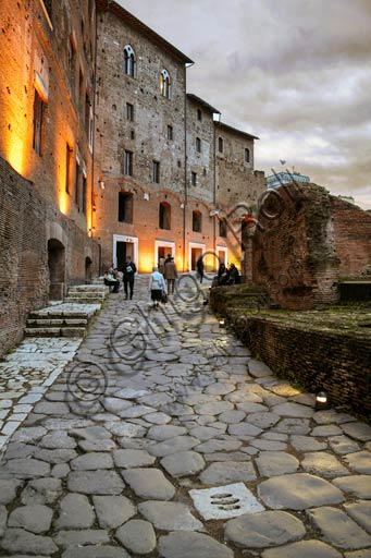  Rome, Trajan's Market (Mercatus Traiani): evening view of via Biberatica.