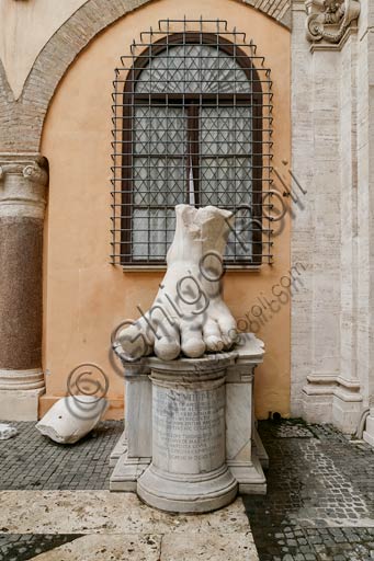 Roma, Musei Capitolini, cortile del Palazzo dei Conservatori: i frammenti di una statua colossale di Costantino (dalla Basilica di Massenzio).