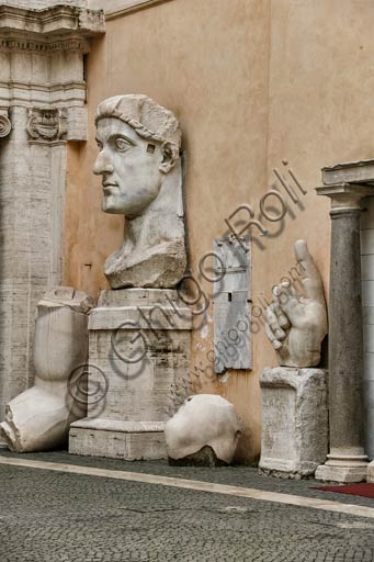 Roma, Musei Capitolini, cortile del Palazzo dei Conservatori: i frammenti di una statua colossale di Costantino (dalla Basilica di Massenzio).