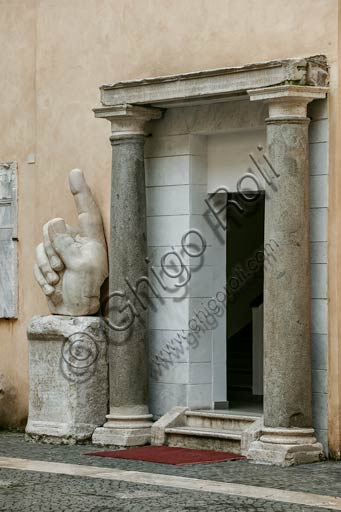 Roma, Musei Capitolini, cortile del Palazzo dei Conservatori: i frammenti di una statua colossale di Costantino (dalla Basilica di Massenzio).
