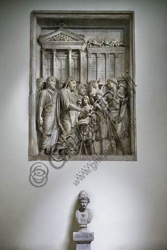 Roma, Musei Capitolini: rilievo marmoreo del II° secolo raffigurante Marco Aurelio che compie sacrifici davanti al Tempio di Giove Capitolino.