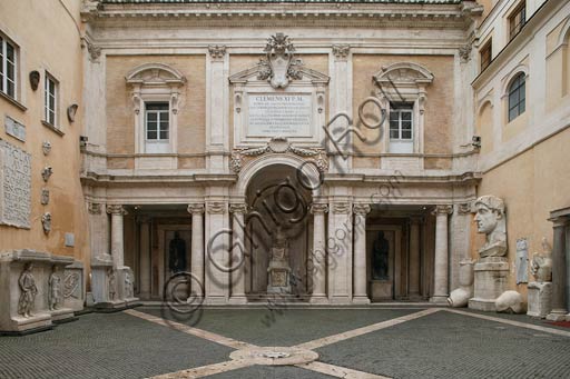 Roma, Musei Capitolini: veduta del cortile del Palazzo dei Conservatori, che ospita notevoli esempi di scultura romana. Sulla sinistra sono disposti i resti della decorazione della cella del tempio del divo Adriano, con rilievi raffiguranti le Provincie dell'impero romano e trofei d'armi. Lungo la parete destra del cortile, nella quale sono murate tre arcate della primitiva struttura quattrocentesca del palazzo, sono allineati i frammenti di una statua colossale di Costantino dalla Basilica di Massenzio.