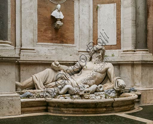 Roma, Piazza del Campidoglio: il Marforio,  scultura marmorea di epoca romana, risalente al I secolo, raffigurante forse il dio Nettuno, l’Oceano o il Tevere (o il Nera, suo affluente). Fu una delle sei statue parlanti di Roma.Fu rinvenuta nel Foro di Augusto, presso il tempio di Marte Ultore, nell’area poi denominata Foro di Marte, da cui è probabile provenga il nome.Più delle altre cinque statue è il protagonista di numerosi dialoghi a distanza con Pasquino (una sorta di botta e risposta su problemi sociali e politici): le pasquinate, finalizzate a colpire anche pesantemente e sempre in modo anonimo i personaggi pubblici più in vista nella Roma del XVI e XVII secolo.