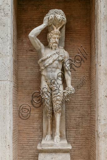 Roma, Piazza del Campidoglio: statua di satiro (Satiro Della Valle) copia romana da un originale ellenistico, proveniente dal teatro di Pompeo in Campo Marzio.
