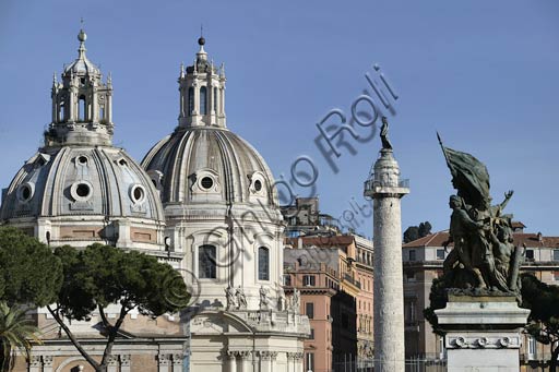 Roma, veduta da Piazza Venezia sulle cupole delle chiese di S. Maria di Loreto e del S.S. Nome di Maria. A destra la colonna Traiana. 