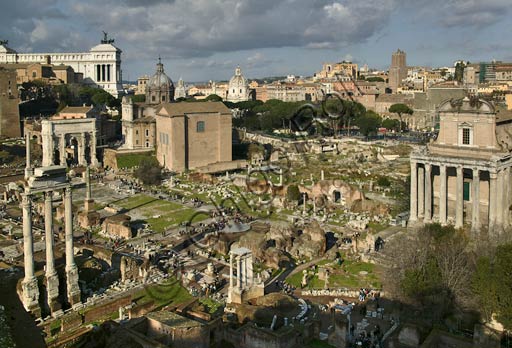 Roma: Veduta del Foro Romano. A sinistra, il Tempio dei Dioscuri (Castori) e più oltre, l'Arco di Settimio Severo; a destra il Tempio di Antonino e Faustina (chiesa di San Lorenzo in Miranda). Al centro in basso: il Tempio di Vesta.