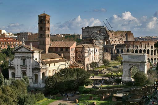 Roma, veduta del Foro Romano. A sinistra la chiesa di S. Francesca Romana (già S. Maria Nuova). A destra l'arco di Tito. Sfondo: il Colosseo.