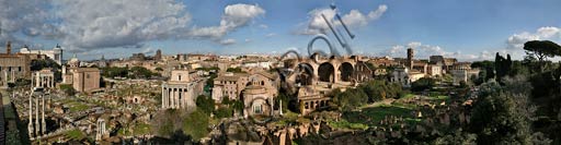 Roma: veduta orbicolare a 180° del Foro Romano dal Palatino.A sinistra il Campidoglio, a destra il Colosseo.